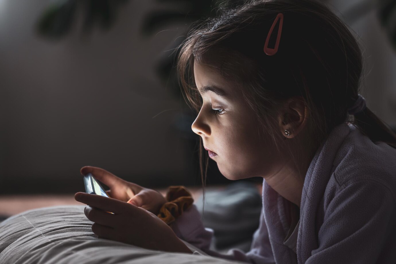 One Hour Of Bedtime Screen Uses Cuts Sleep By 24 Minutes Study